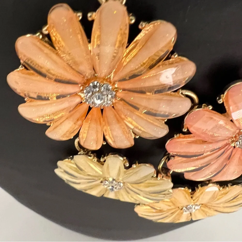 MACY’S PASTEL‎ DAISY STATEMENT NECKLACE $45